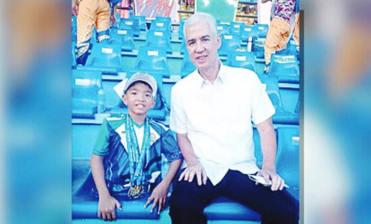 Negrense Zach Lucas Obsioma, 10, para-swimming triple winner in the 2024 Western Visayas Regional Athletic Association meet, poses with Negros Occidental Governor Eugenio Jose Lacson at Panaad Park and Stadium in Bacolod City on Monday, May 6, 2024. Obsioma will next see action in the Cebu City Palarong Pambansa in July. (Mavet Arcillas Obsioma photo)