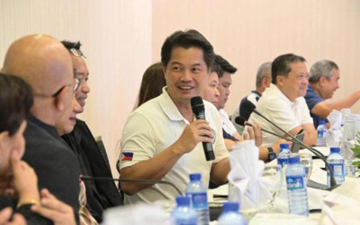 Bacolod City Mayor Alfredo Abelardo Benitez (center), chairperson of the Regional Development Council-Western Visayas, presides over a meeting with legislators, local chief executives and regional directors of national government agencies ahead of the enactment of the Negros Island Region law at Ayala Malls Capitol Central Function Hall in the city yesterday, May 27, 2024. Benitez said they are now moving in terms of identifying concerns and issues on how to implement the new region. (Bacolod PIO photo)