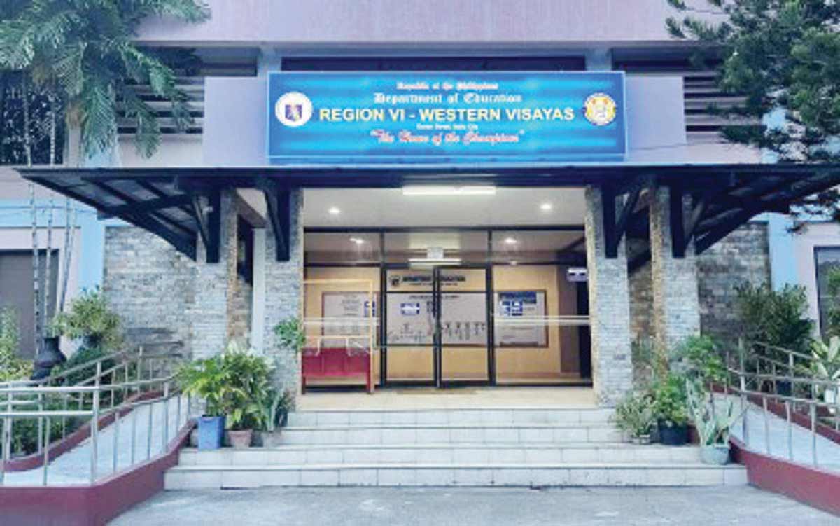 The regional office of the Department of Education reminds schools to consider the safety of learners when holding closing ceremonies amid the extreme heat forecast in several areas in Western Visayas. Department of Education (DepEd) Western Visayas regional information officer Hernani Escullar, Jr. on Tuesday, May 14, 2024 said schools could have their ceremonies early in the morning or late in the afternoon. (DepEd-6 / File photo) 