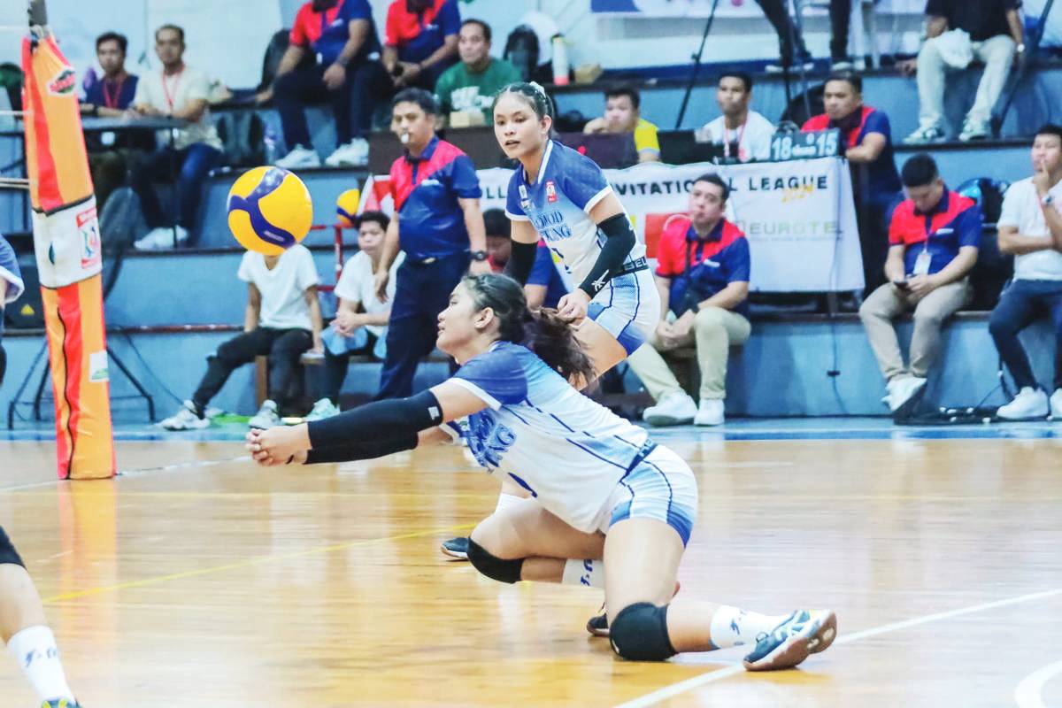 Bacolod Tay Tung High School Thunderbolts’ Ana Hermosura attempts to save the ball. (Shakey’s Super League photo) 