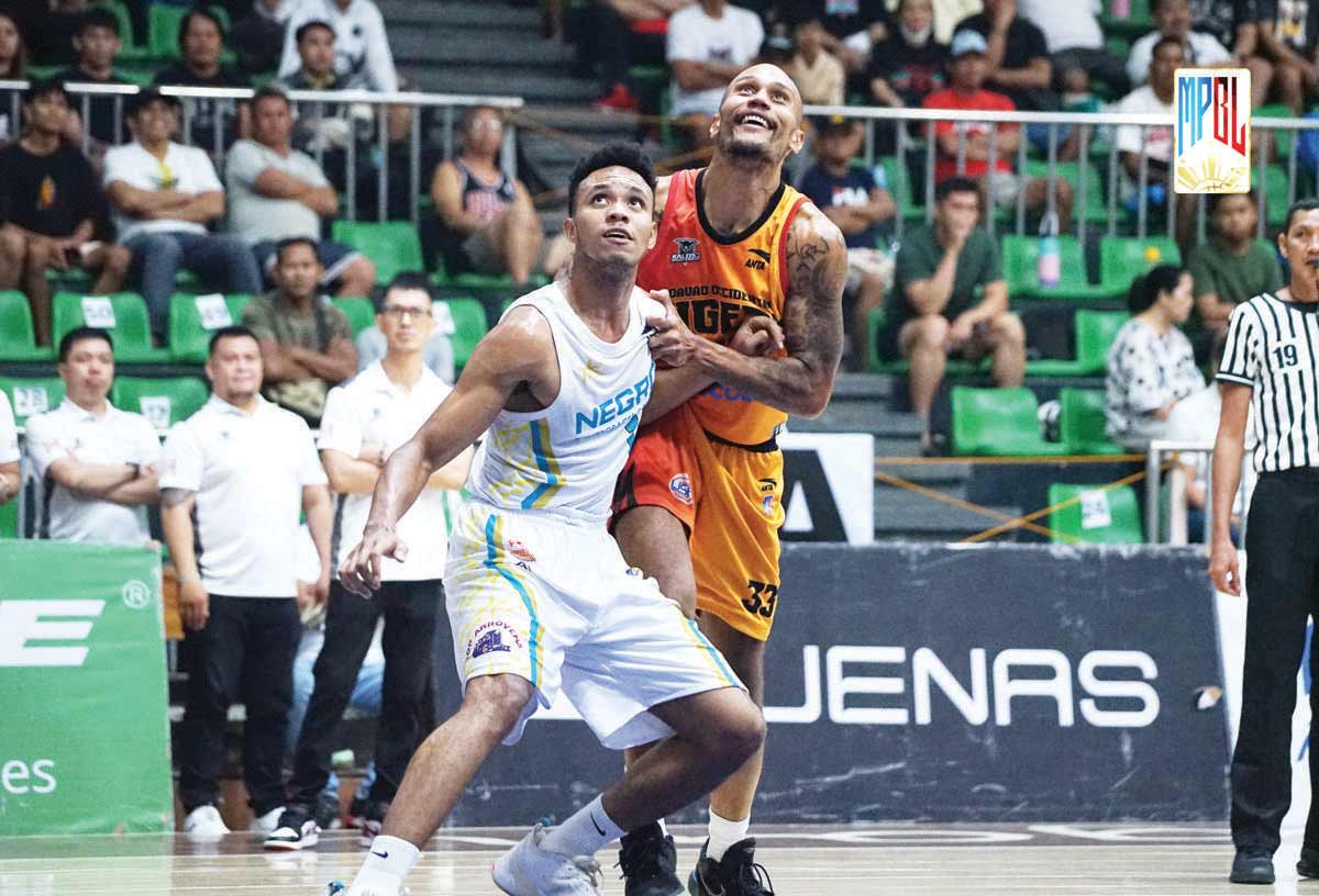 Negros Muscovados’ James Una battles Davao Occidental Tigers-Cocolife’s Kelly Nabong for a rebound. (MPBL photo)