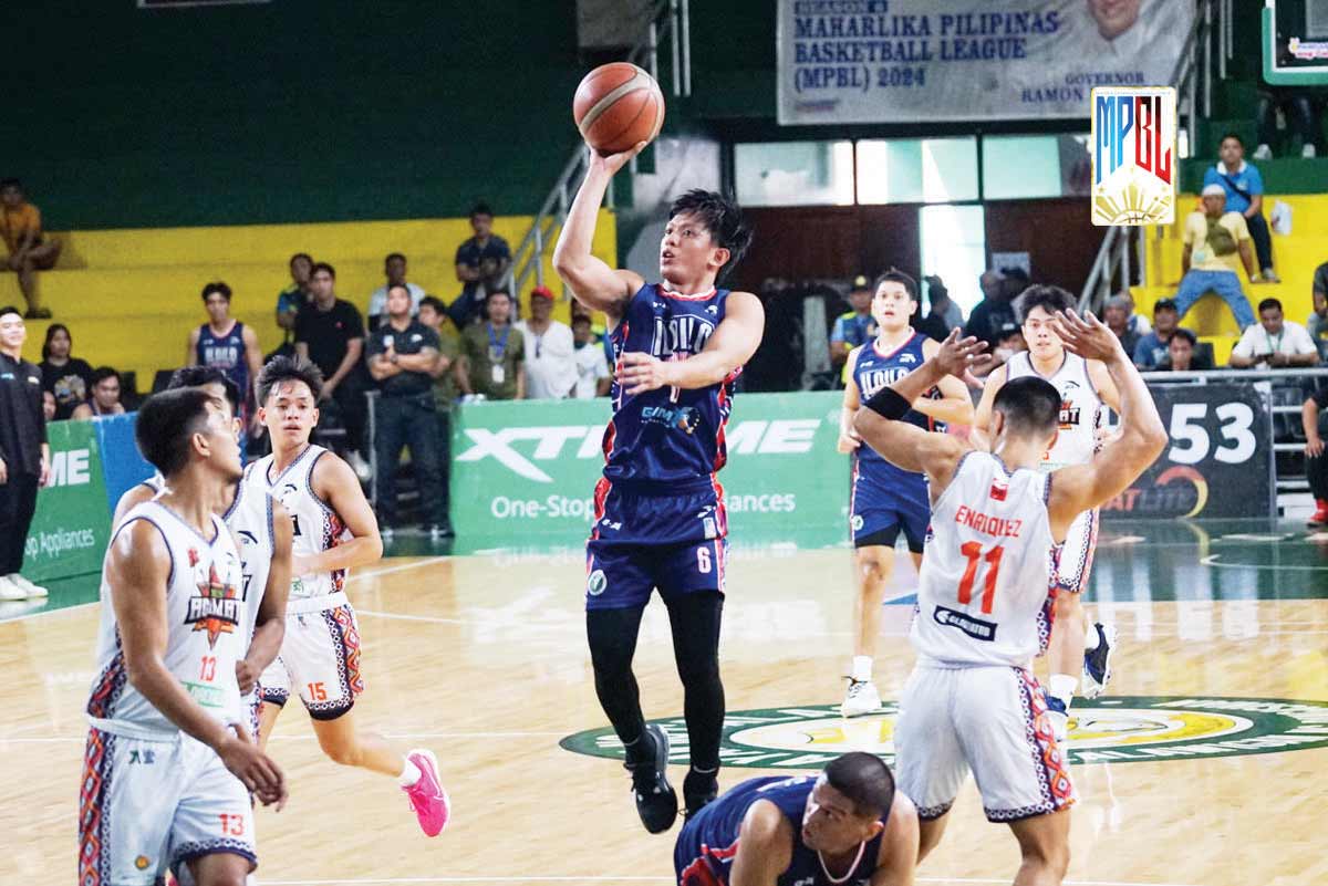 Iloilo United Royals' Shaquille Imperial attempts a one-hander basket. (MPBL photo)