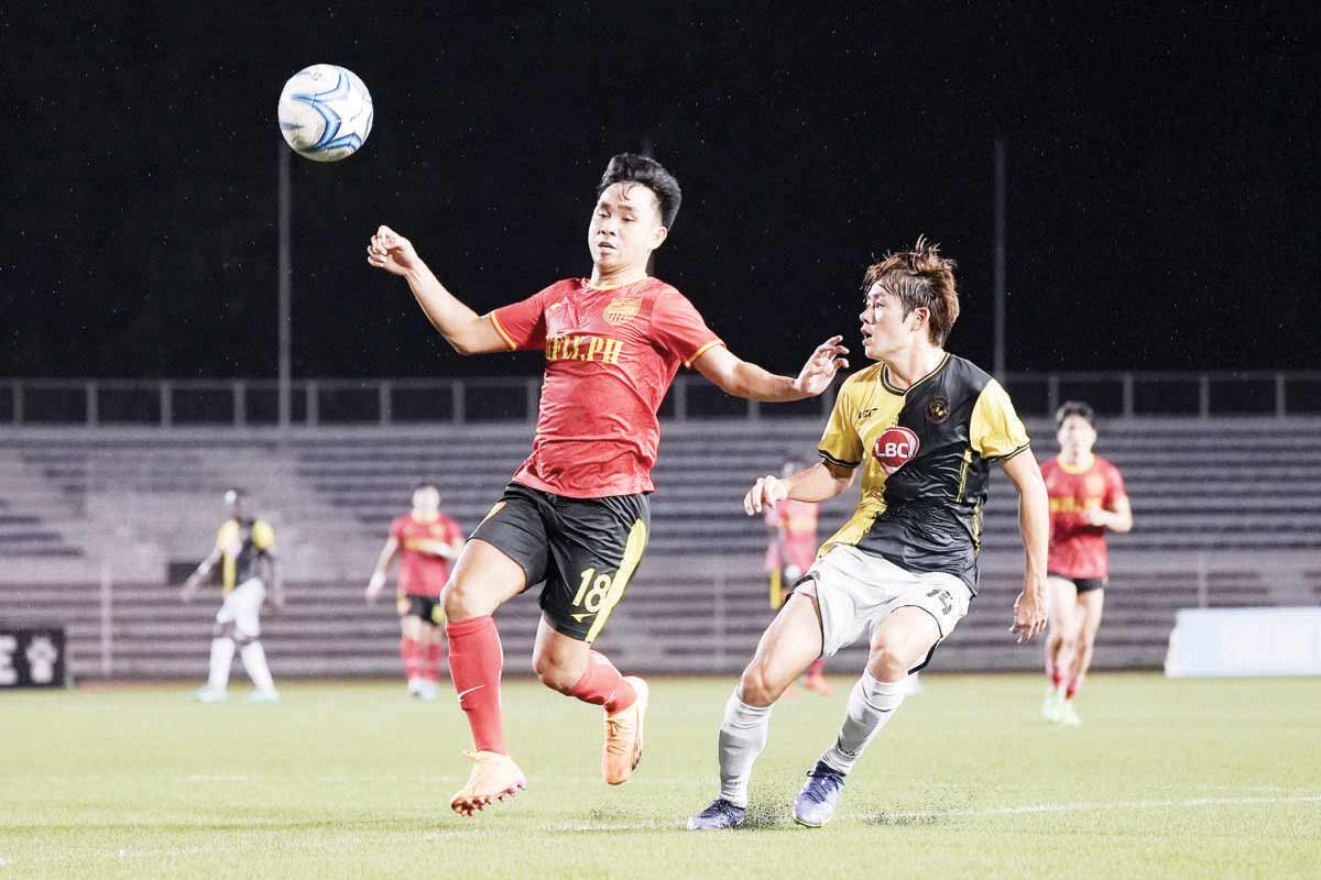 Kaya Futbol Club-Iloilo’s Shuto Komaki tries to reach the ball from a Manila Diggers FC player. (Kaya-Iloilo photo) 