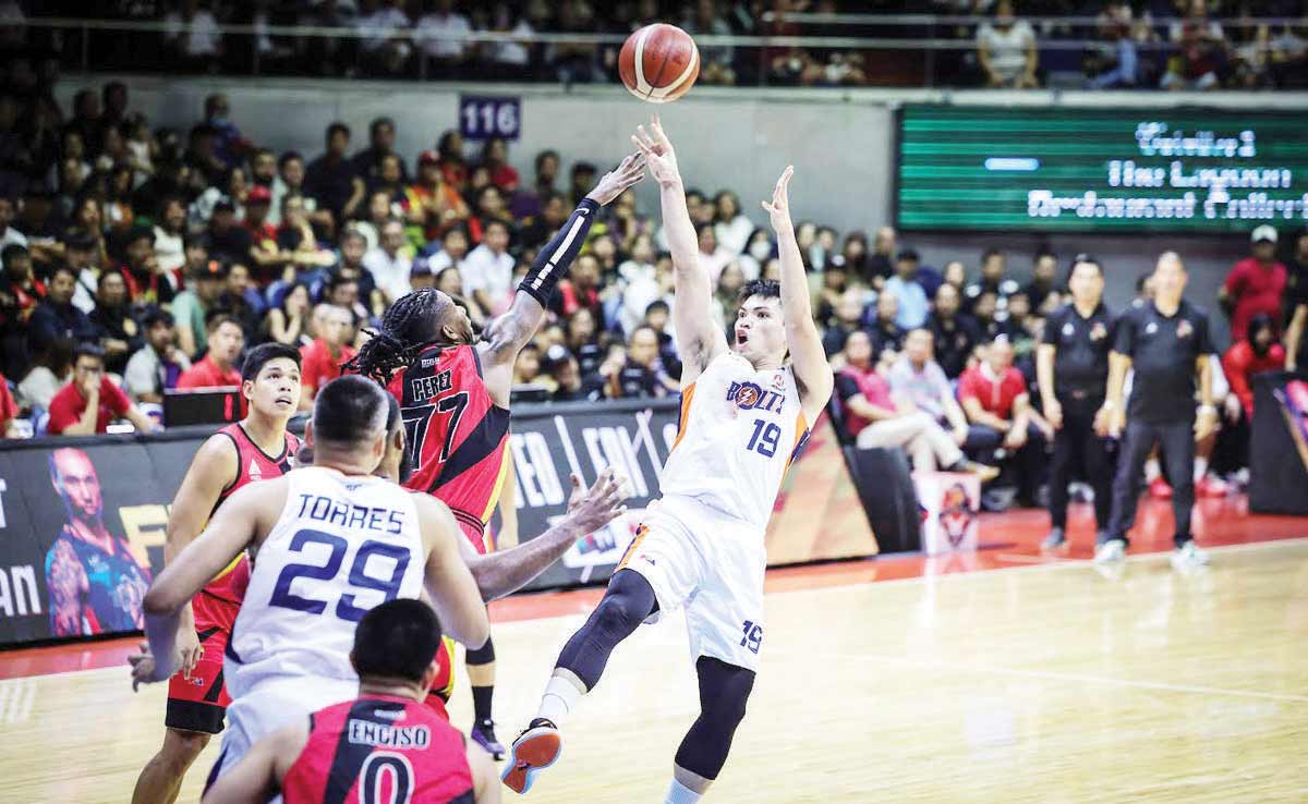 Meralco Bolts’ Kier John Quinto was forced to take a tough shot by the defense of San Miguel Beermen’s Jaymar Perez. (PBA photo)