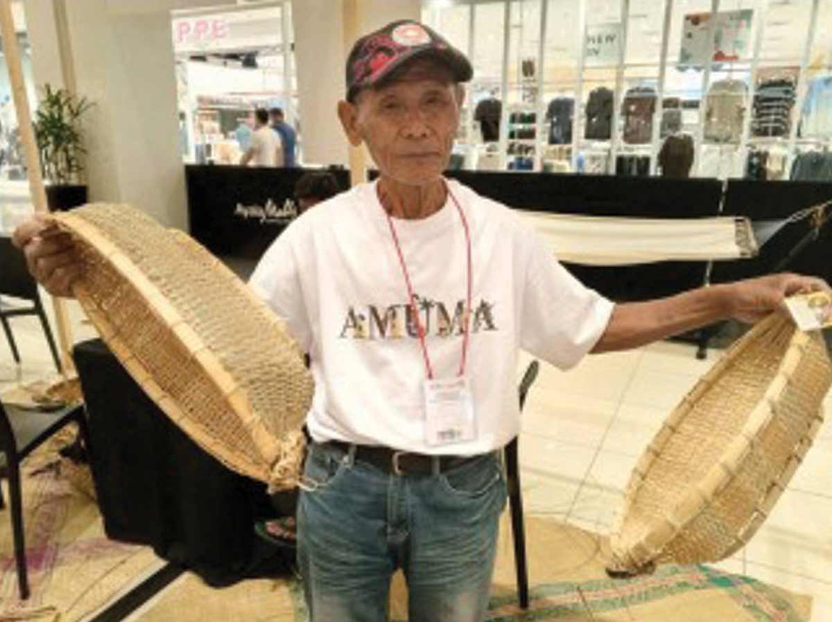 Agripino Cabodillo, 77 years old, of Barangay Riverside Upland Famers Association in Isabela, Negros Occidental, with his banban boat baskets, bags the Best in Basket category of the first Balik Salig Awards. The competition, presented by the Association of Negros Producers and the provincial government of Negros Occidental, was part of the four-day event highlighting Negrense-made products held at the Ayala Malls Capitol Central in Bacolod City until Thursday, May 30, 2024. (PNA photo)