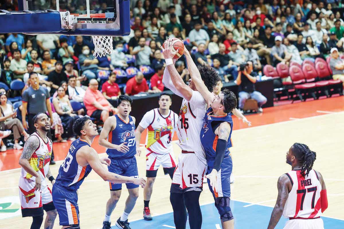 San Miguel Beermen’s June Mar Fajardo’s shot attempt was foiled by Meralco Bolts’ Clifford Hodge. (PBA photo)