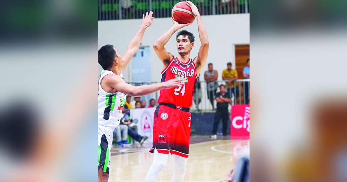 Dennis Santos carries the Valenzuela Classics VA Cargo to a win over Bacolod City of Smiles. (MPBL / File photo)