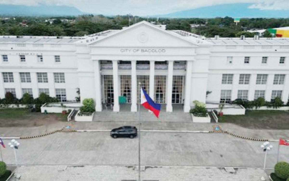 The installation of the 400-kilowatt capacity solar power system on the rooftop of the Bacolod City Government Center is ongoing.  (PNA Bacolod / File photo)