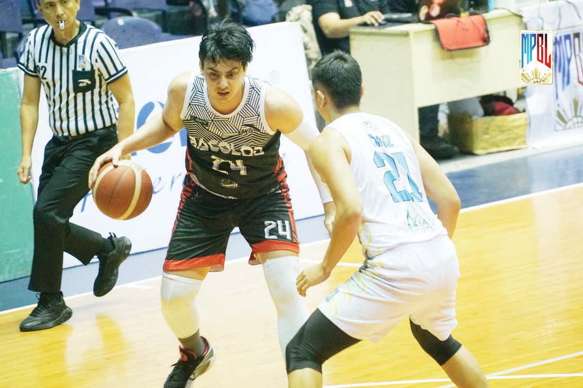 Bacolod City of Smiles’ Louie Vigil attempts to go past the defense of Negros Muscovados’ Jeremy Cruz. (MPBL photo)