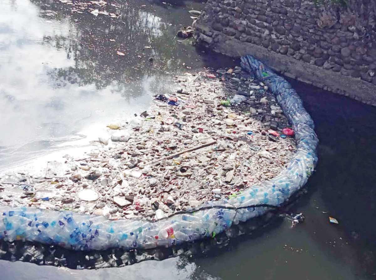 A contraption collects waste in Mambulok Creek in Bacolod City. An average of 22 sacks of trash are collected daily, data from the Bacolod Environment and Natural Resources Office and City Engineer’s Office showed. (Albee Benitez / Facebook photo)