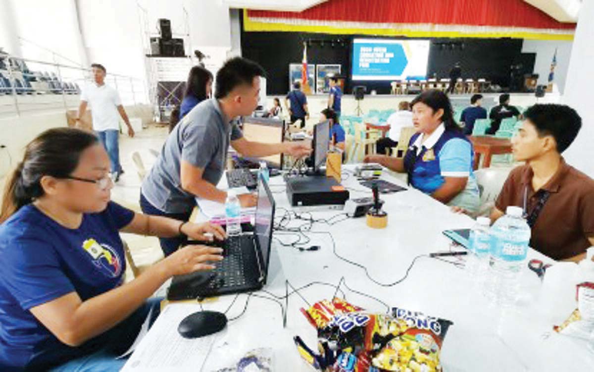 Young voters sign up with the Commission on Elections (Comelec) under the Register Anywhere Program (RAP) during this May 8, 2024 registration fair in Dumaguete City, Negros Oriental. The Comelec is urging the public to avail of the RAP before its deadline at the end of August 2024. (PNA / File photo)