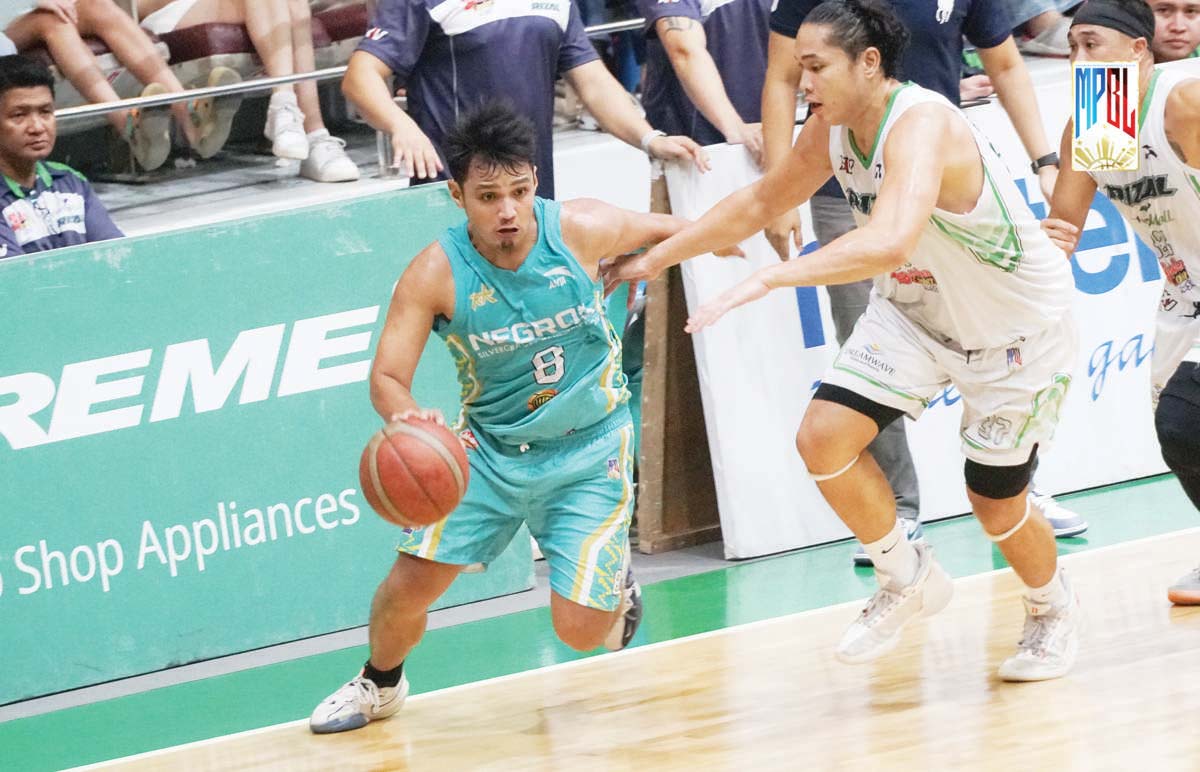 Negros Muscovados’ Jan Formento gets away from the defense of Rizal XentroMall Golden Coolers’ John Apacible. (MPBL photo)