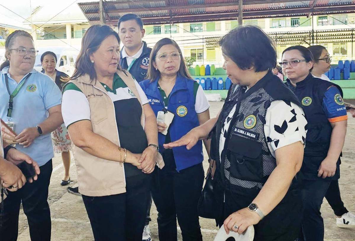 Department of Health Undersecretary Dr. Gloria Balboa visits La Castellana town days after Mt. Kanlaon erupted, with Negros Occidental Provincial Health Officer Dr. Girlie Pinongan, who receives instructions on matters related to the wellness of evacuees. (Negros Occidental PHO photo)