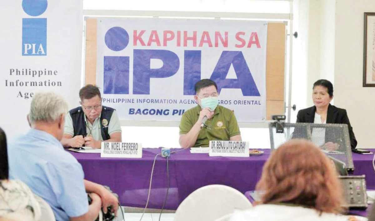 Dengue program coordinator Noel Ferrero of the Negros Oriental Provincial Health Office and Dr. Benju Lito Caturay of the Dumaguete City Health Office discussing how the public can help stop the spread of dengue during a Kapihan sa PIA forum held in line with National Dengue Awareness Month  in Dumaguete City. (PIA-Negros Oriental photo)