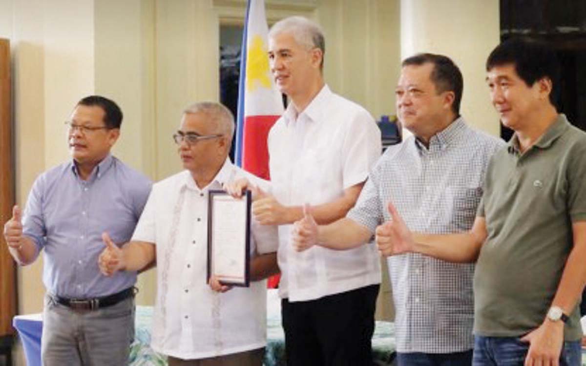 Negros Occidental Governor Eugenio Jose Lacson (center) has received the special patent title for the almost 24-hectare property covering the Mambukal Resort and Wildlife Sanctuary in Murcia town from Provincial Environment and Natural Resources Office-Negros Occidental officer-in-charge Joan Nathaniel Gerangaya (second from left). The turnover ceremony, held at the Capitol Social Hall in Bacolod City yesterday, July 15, 2024. (Negros Occidental PIO photo)