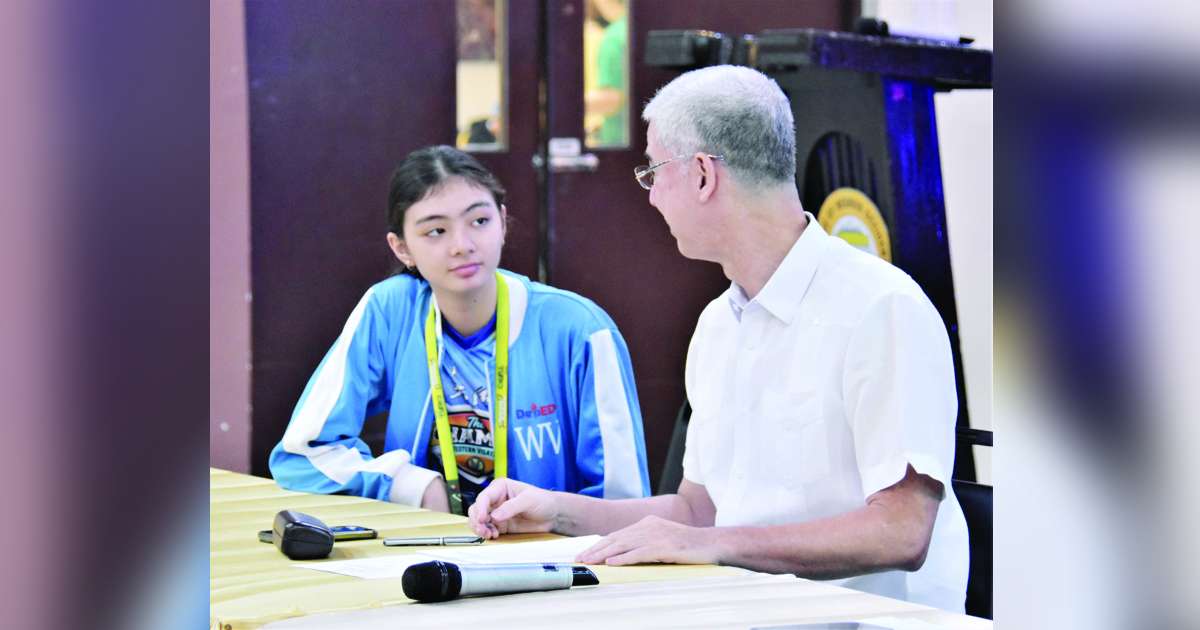 Negros Occidental Governor Eugenio Jose Lacson talks to Bacolod Tay Tung High School Thunderbolts volleybelle Brianna Ang. (Negros Occidental provincial government photo)