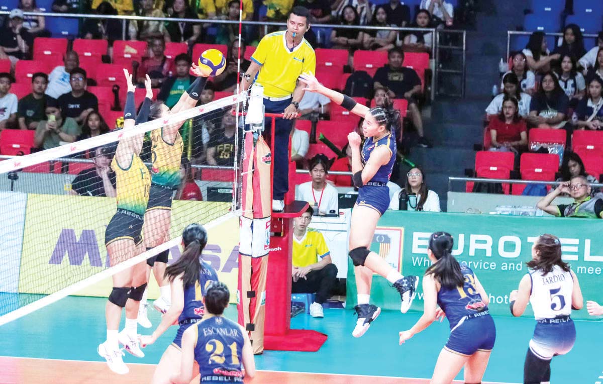 Negrense Arah Panique of the National University Lady Bulldogs scores against a Far Eastern University Lady Tamaraws’ defender. (SSL photo) 