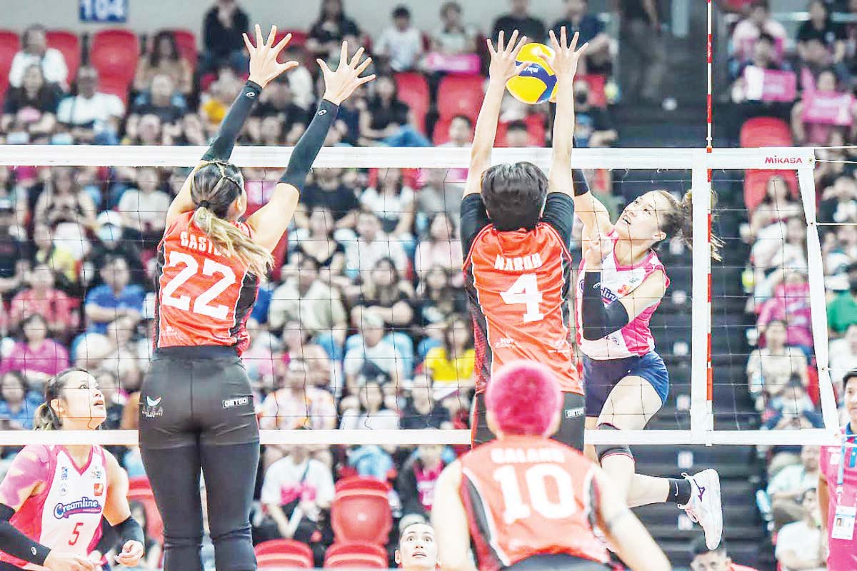 Negrense Bernadeth Pons of the Creamline Cool Smashers scores against the defense of Chery Tiggo Crossovers’ Jasmine Nabor. (PVL photo)