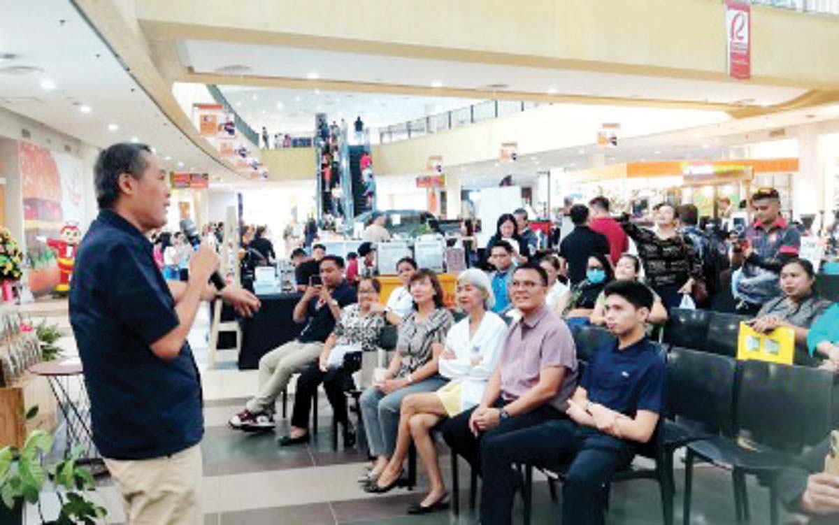 Edward Du (left), president of the Negros Oriental Chamber of Commerce and Industry, discusses business opportunities at the opening of the Dumaguete Coffee Festival yesterday, July 19, 2024, in Dumaguete City. Du is hoping that the recently created Negros Island Region will be included in the State of the Nation Address of President Ferdinand R. Marcos, Jr. on Monday, July 22. (PNA photo)