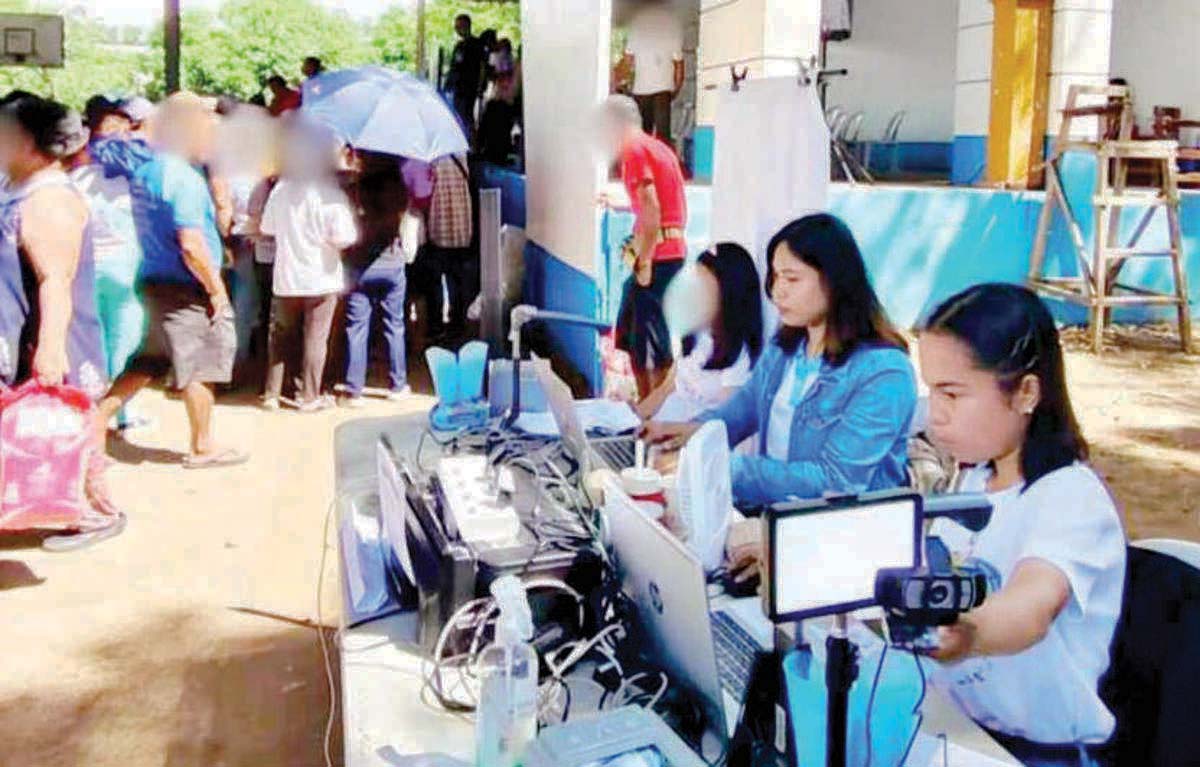 Philippine Statistics Authority personnel conducting PhilSys ID registration. (PSA photo)