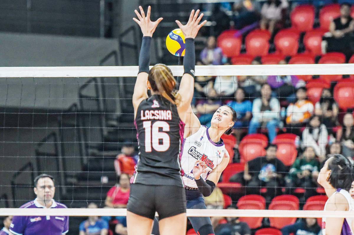 Choco Mucho Flying Titans' spiker Dindin Santiago-Manabat in action. (PVL Media Bureau photo)