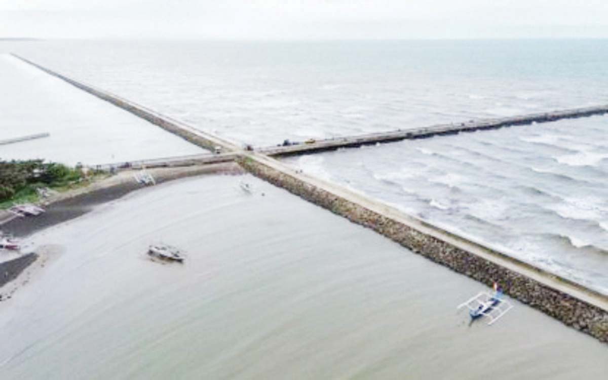 The P87-million seawall along the shoreline of Barangay Zone 1 in Cadiz City, Negros Occidental was constructed by the Department of Public Works and Highways. It serves as a barrier between the sea and the land, absorbing and reflecting wave energy to prevent further erosion of the coastline. (DPWH-Negros Occidental 1st District Engineering Office photo)