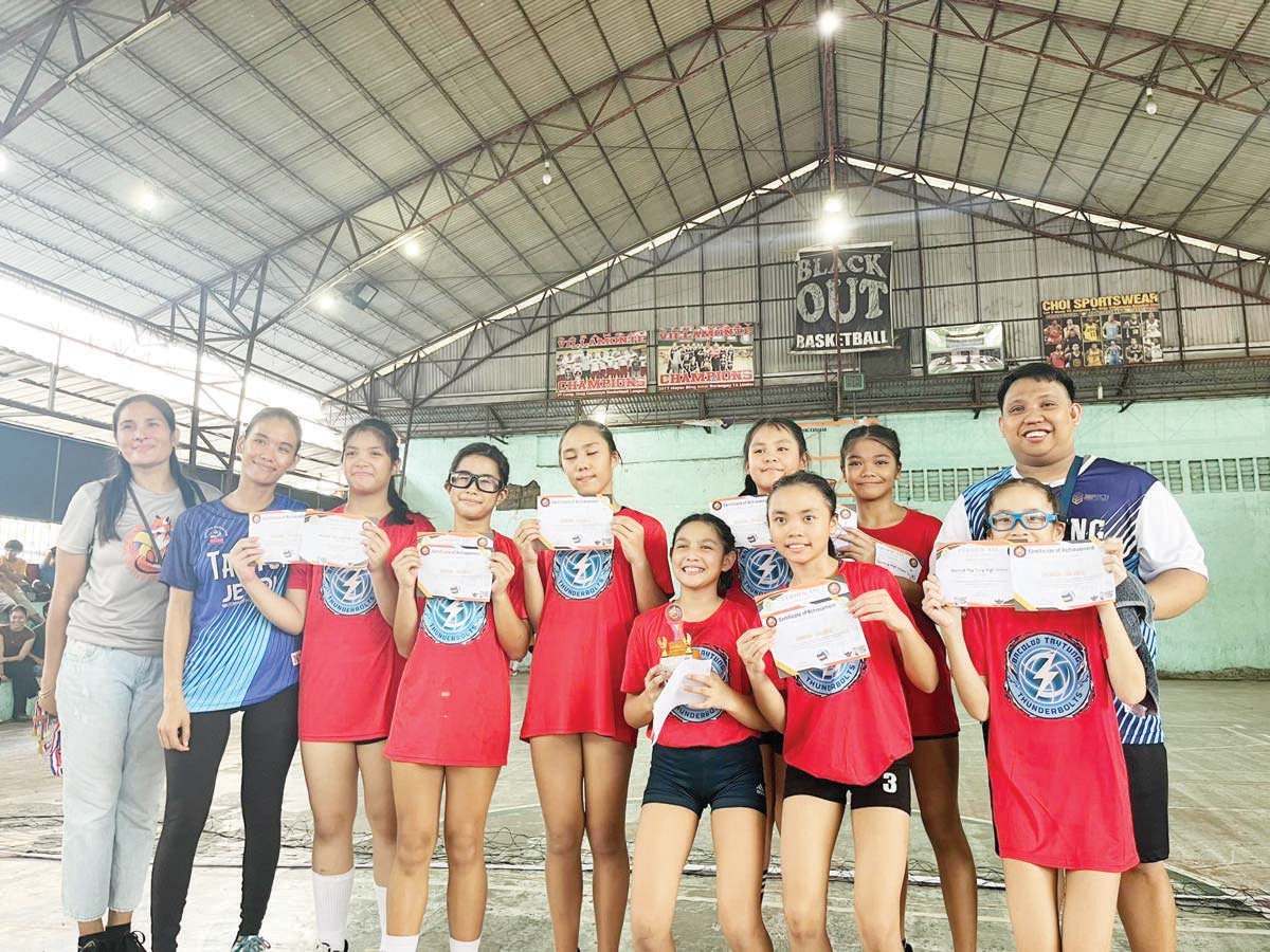 The Bacolod Tay Tung High School Thunderbolts’ 10-and-under volleyball team emerged as champions after prevailing over the DVT team in the finals match of the 1st Alpha Foxies Volleyball League. (Biboy Calamba photo) 