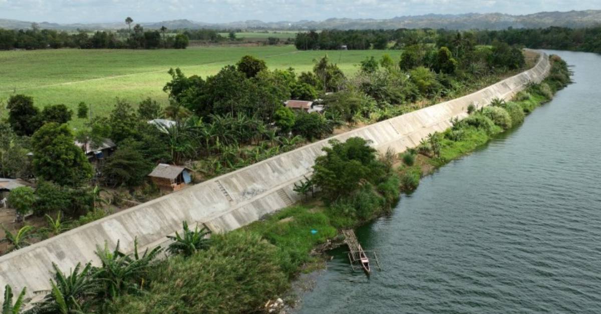 Communities along the Ilog-Hilabangan River in Negros Occidental’s Kabankalan City are being safer with concrete walls designed to mitigate the devastating effects of floods on communities and infrastructure, by confining the water and directing it away from populated areas. (DPWH-6 photo)