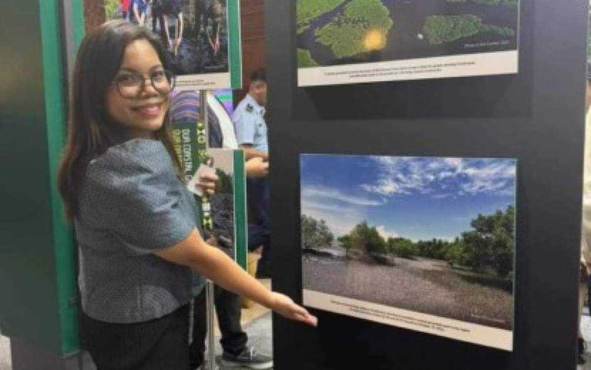 Negros Occidental Provincial Environment Management Office head Julie Ann Bedrio shows an image of the province’s coastal greenbelt zone, which is part of “Our Coastal Greenbelts, Our National Treasure” photo exhibition at the National Museum of Natural History in Ermita, Manila. Photo courtesy of PIO Negros Occidental