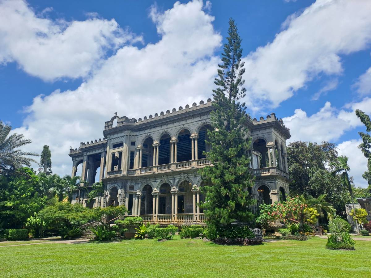 The Ruins in Talisay City, Negros Occidental. Photo courtesy of LMP 2001/Wikimedia Commons