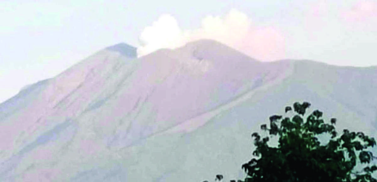 Kanlaon Volcano was observed to have an elevated sulfur dioxide gas flux in the past 24 hours, the Philippine Institute of Volcanology and Seismology says. (Julius Muñez / File photo)