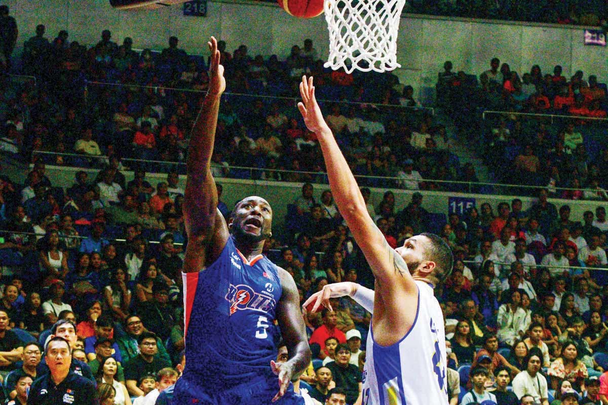 Meralco Bolts’ Allen Durham against the Magnolia Hotshots. (Mark Demayo / ABS-CBN News photo) 