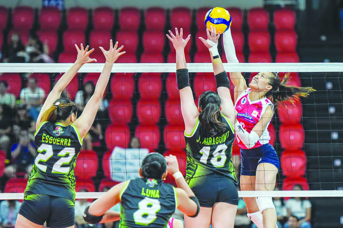 Negrense Bernadeth Pons of the Creamline Cool Smashers scores against the defense of Nxled Chameleons’ Jhoanna Maraguinot. (PVL photo)