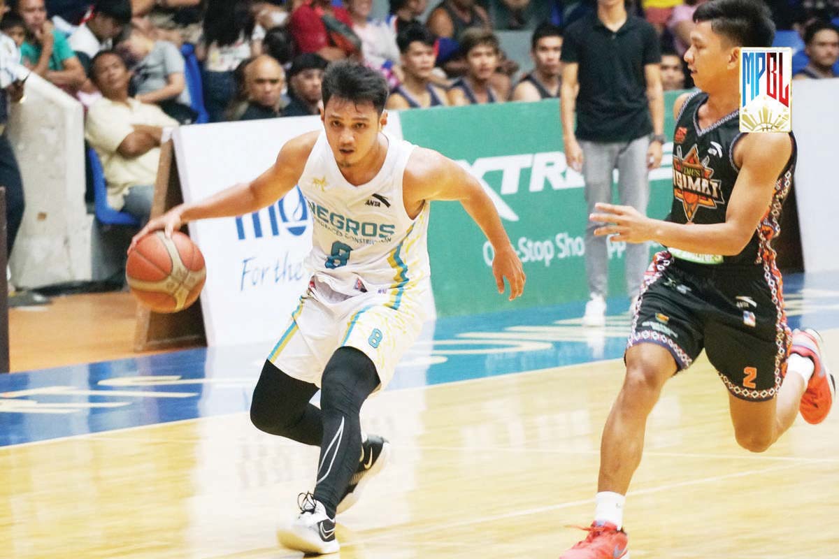 Negrense Jan Formento was the lone double-digit scorer in Negros Muscovados’ lopsided loss to the Manila SV Batang Sampaloc SGA Stars. (MPBL photo)