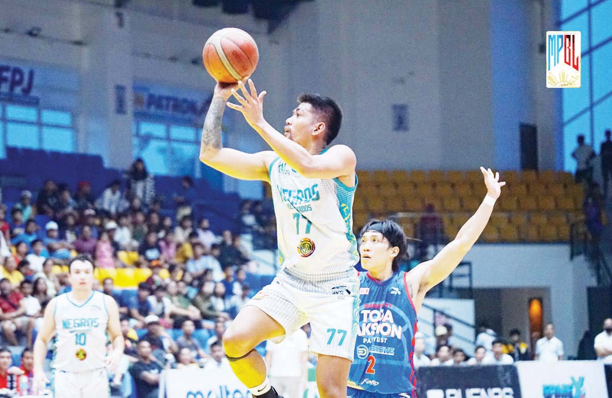 Renz Palma’s double-double performance lifts the Negros Muscovados past the Bulacan Kuyas. (MPBL photo)