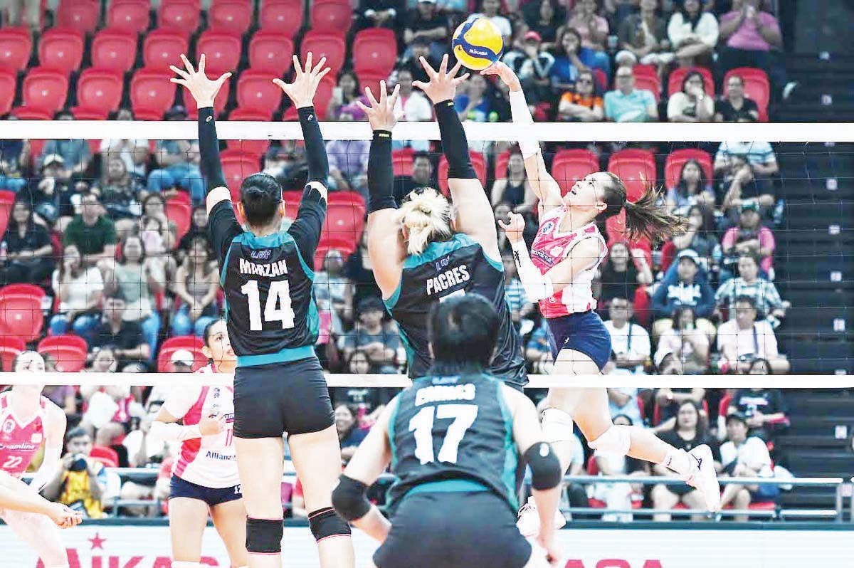 Negrense Bernadeth Pons of the Creamline Cool Smashers attempts to score against Galeries Tower Highrisers’ Dimdim Pacres. (PVL photo)