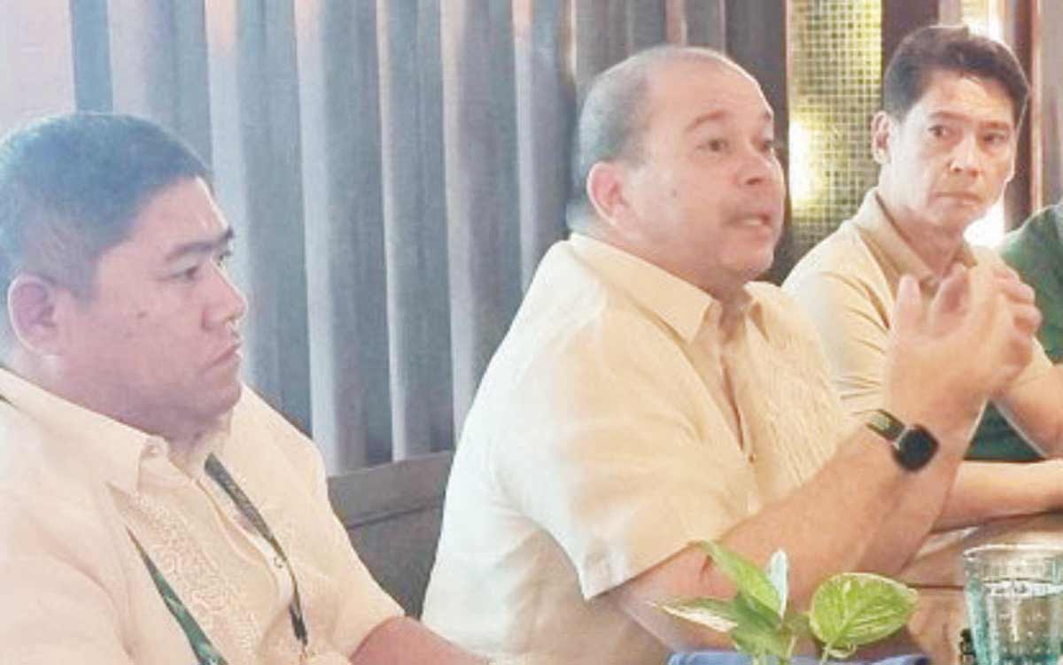 Sugar Regulatory Administration (SRA) chief Pablo Luis Azcona (center) and board member David Andrew Sanson (left) meet with the leaders of Mindanao Federation of Sugarcane Planters Inc. headed by former Bukidnon Third District Representative Manuel Antonio Zubiri (right) on the sidelines of the Philippine Sugar Technologists Association Annual National Convention in Cebu City last week. “We will look into establishing an SRA satellite office in Bukidnon to bring our services closer to the farmers,” Azcona said in a statement yesterday, August 21, 2024. (SRA photo)