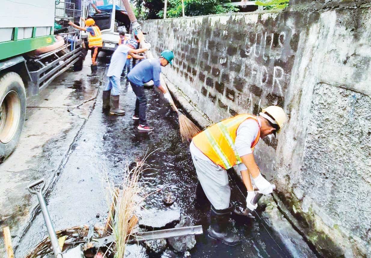 The Bacolod City Disaster Risk Reduction and Management Office continues to declog stagnant waters to prevent the spread of mosquito-borne diseases, including dengue. (Bacolod DRRMO photo)