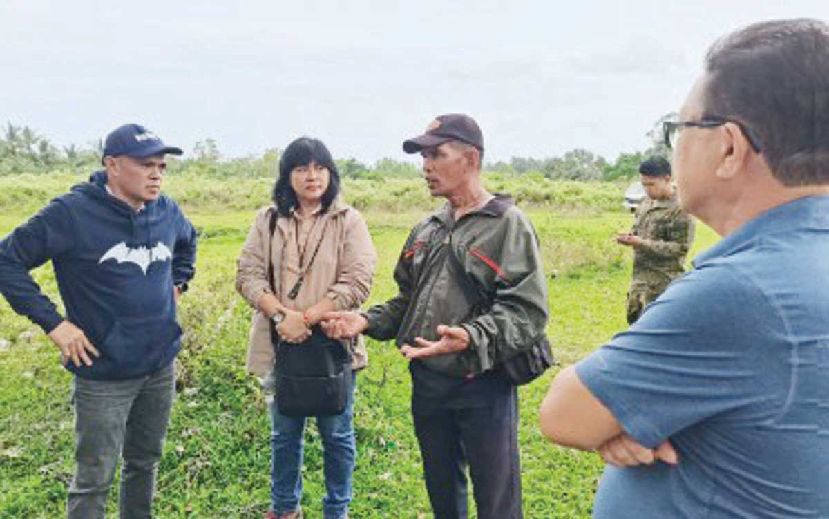 Emmanuel Galon (left) leads an ocular inspection at a proposed housing site for former rebels in Barangay Bongalonan, Basay town in Negros Oriental province in this undated photo. On Wednesday, September 25, 2024, some fisherfolk expressed their opposition to the project while also hoping to apply for land acquisition under the government's agrarian reform program. (PNA / File photo)