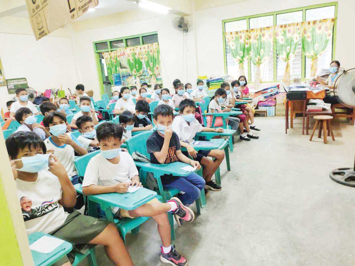 Students wear masks during face-to-face classes for protection from Kanlaon Volcano’s sulfuric fumes in Negros Occidental’s Moises Padilla town on Tuesday, September 24, 2024. The sulfurous odor was reported in five local government units in Negros Occidental, and disrupted classes in 14 public schools in Bago City yesterday, September 25. (Moises Padilla MDRRMO photo) 