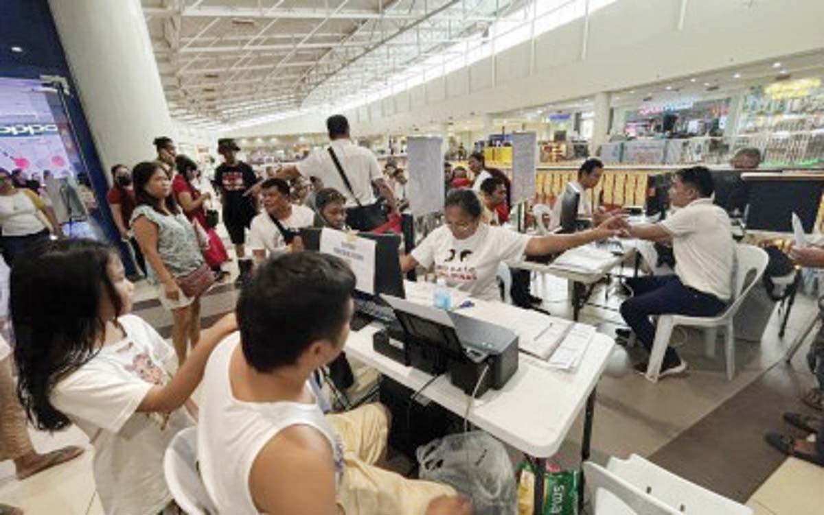 People flocked to a shopping mall in Dumaguete City, Negros Oriental province on September 30, 2024, for the last day of voter registration. The Commission on Elections has identified the same venue for mall voting during the May 2025 elections. (PNA photo)