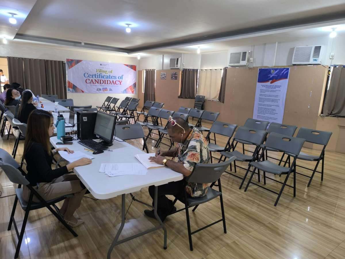 An election aspirant files his certificate of candidacy for the 2025 midterm elections in Bacolod City as seats were empty at Liga ng mga Barangay Social Hall yesterday, October 3, 2024. Residents vying for local positions will be submitting their COCs until October 8. (dyHB RMN Bacolod photo)