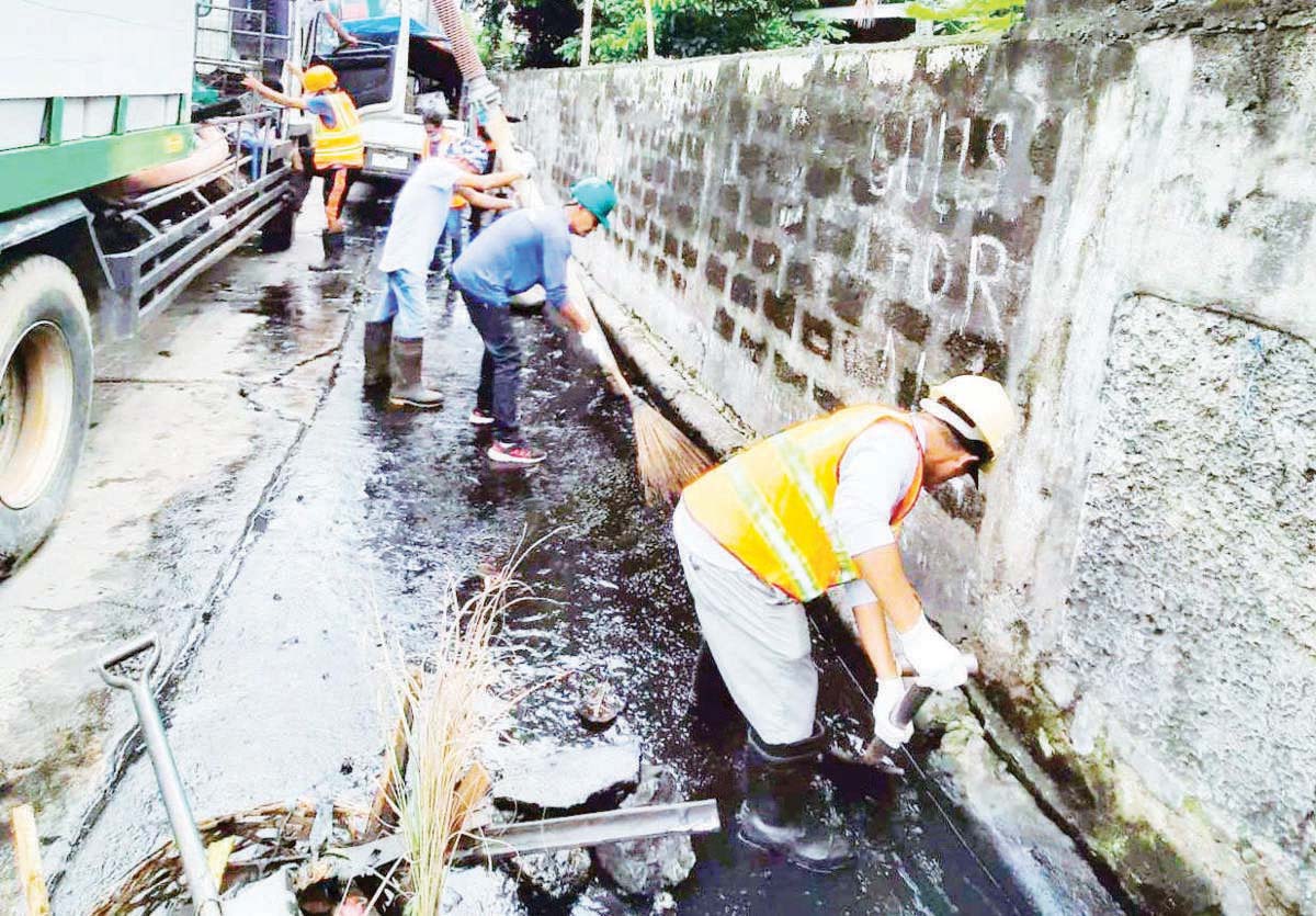 Authorities continue to declog stagnant waters to prevent the spread of mosquito-borne diseases, including dengue. (Bacolod DRRMO photo)