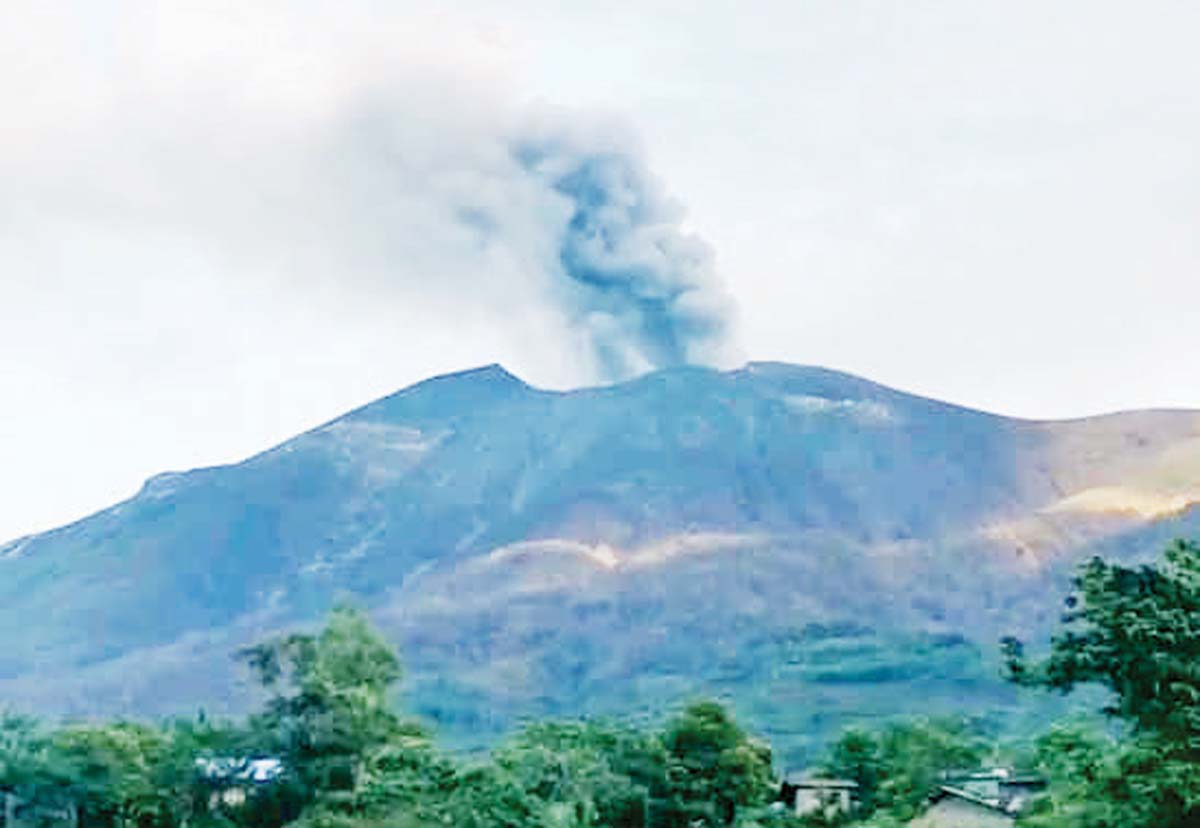 Gas emissions from Kanlaon Volcano’s crater were observed on Saturday morning, October 19, 2024, which may signify that fine debris from fractured rock or magma beneath the crater may be released, the Philippine Institute of Volcanology and Seismology says. (Norbert Gallosa photo)