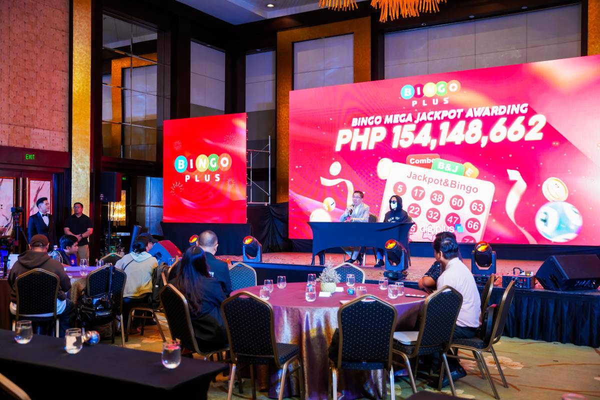 DigiPlus President Mr. Andy Tsui and Bingo Mega Jackpot winner earnestly answers the questions from the media