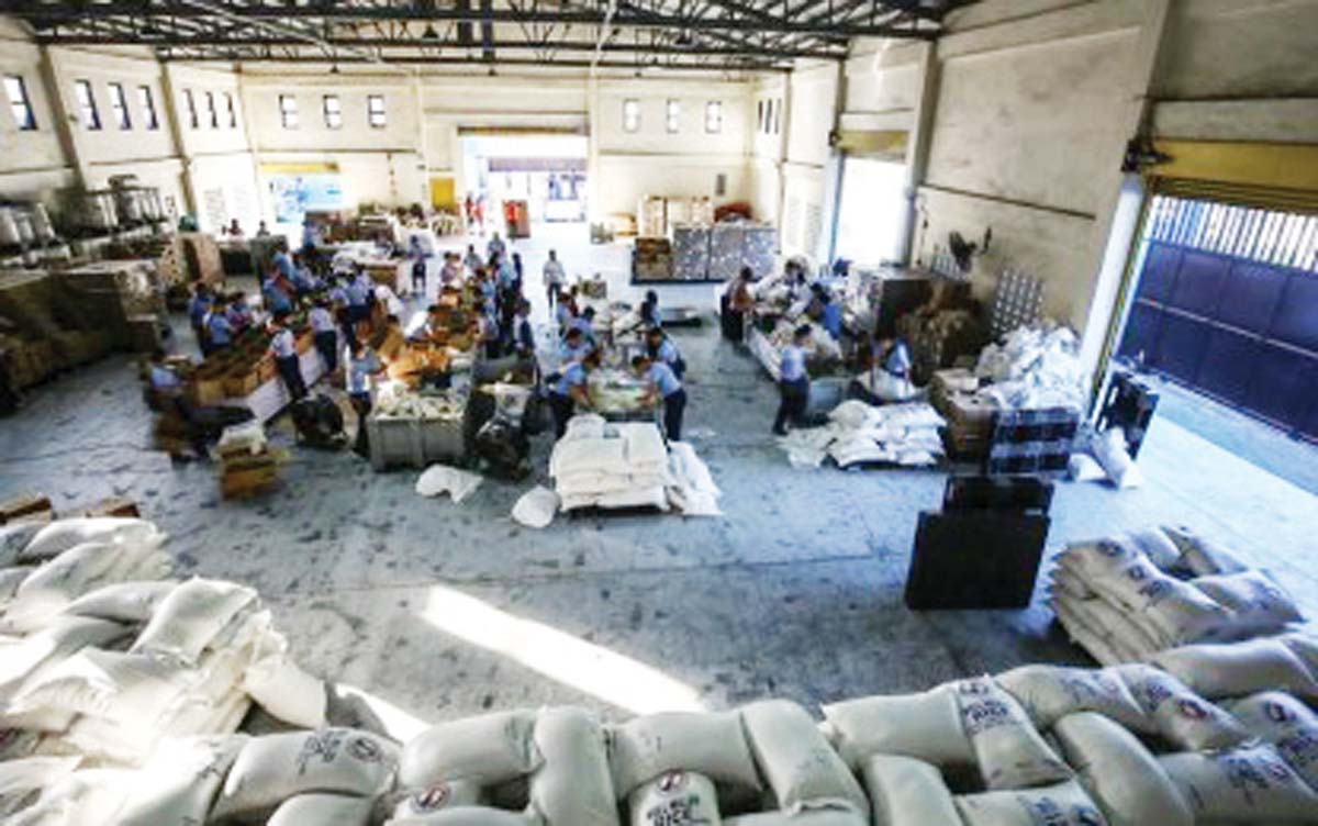 Volunteers and staff of the Department of Social Welfare and Development (DSWD) help prepare family food packs at the National Resource Operation Center on November 19, 2024. The DSWD is mulling setting up a warehouse in every municipality in Western Visayas. (PNA photo)