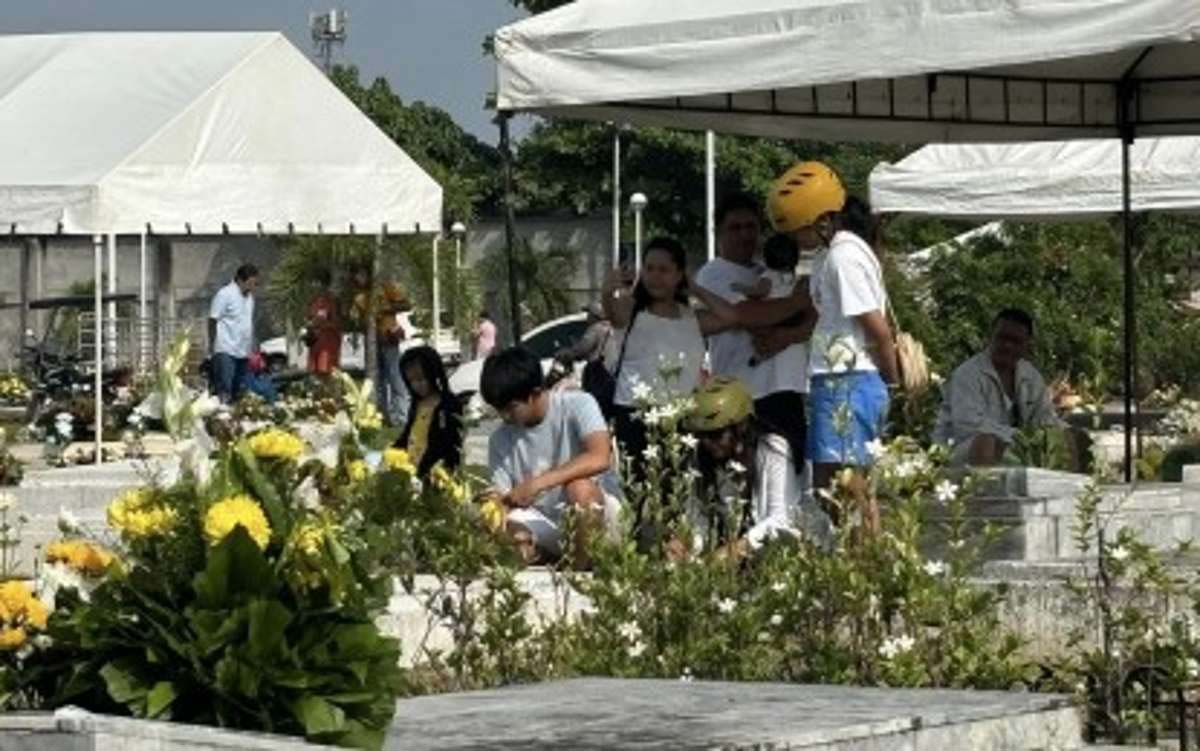 Residents of Dumaguete visit the tomb of their departed kin at a memorial park in the city on November 2, 2024. Police in Negros Oriental said the Undas celebration was generally peaceful in the province despite the arrest of more than 800 individuals between October 29 and November 3 for various crimes and offenses. (PNA photo)