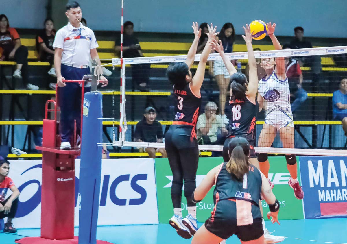 Negros ICC Blue Hawks’ Angeliz Cosme attempts to score against the Quezon Province Tangerines. (MPVA photo)