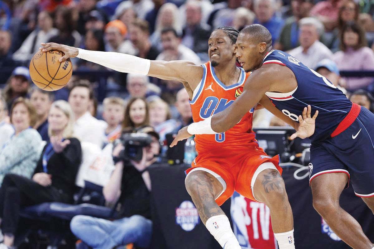 Oklahoma City Thunder forward Jalen Williams (left) and Los Angeles Clippers guard Kris Dunn reach for the ball during the fourth quarter of an NBA game. (Alonzo Adams-Imagn Images via Reuters photo)