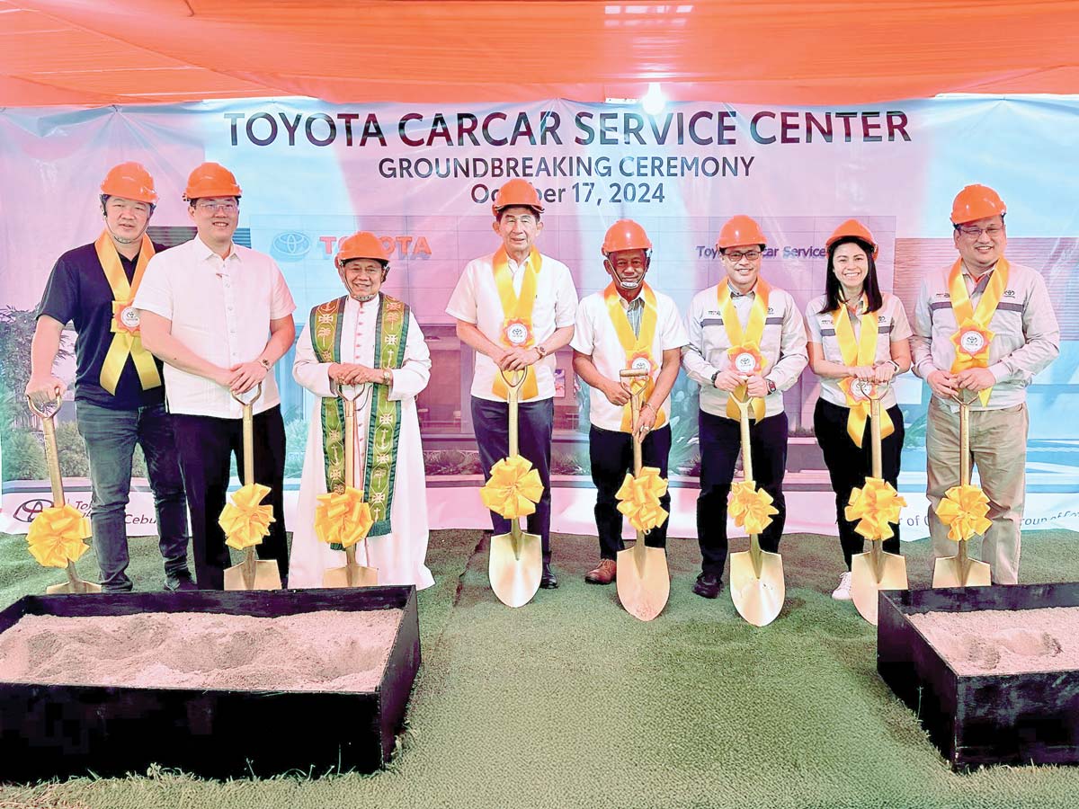 (From left) Toyota Mabolo, Cebu (TML) Director Cliffson Yau, TML Executive Vice President Joseph Lo, Parish Priest of Archdiocesan Shrine of Sta. Teresa de Avila Msgr. Robert Alesna, TML Chairman Philip Lo, Barangay Ocaña captain Dario Ramos, Toyota Motor Philippines (TMP) First Vice President of Customer Service Operations Bernardino Arevalo, TMP Vice President for Network Sales & Systems Cluster Elijah Sue Marcial, and TMP Vice President for Service Network Management Cluster Jeff Matsuo